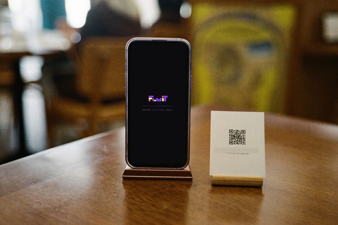 Il QR sul tavolo e il Flowit aperto sul telefono